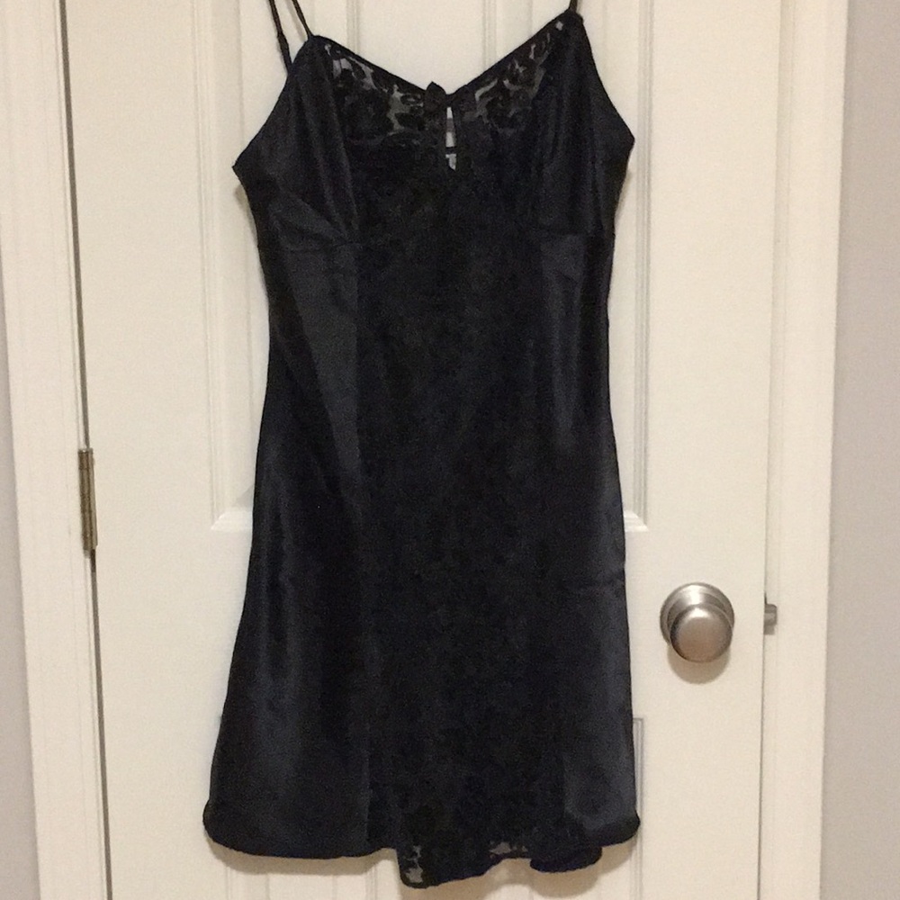 SOSTANZA sexy night slip 😳😳. Black sheer panel from top middle to bottom  M